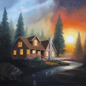 Op de afbeelding: Olieverfschilderij van een hut in een bos bij zonsondergang. De bruine hut heeft verlichte ramen en een schoorsteen. Een beek stroomt voor de hut, en een wasbeer staat op de voorgrond. De lucht gaat over van blauw naar oranje.