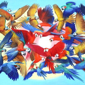 Op de afbeelding: Een levendig schilderij van talrijke ara's in vlucht. De vogels tonen een spectrum aan kleuren, waaronder rood, blauw, geel en oranje, tegen een lichtblauwe achtergrond. Het kunstwerk legt de dynamische beweging van de papegaaien met hun gespreide vleugels vast.