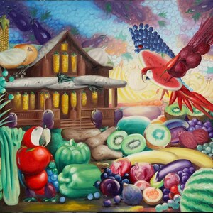 Op de afbeelding: Een levendig schilderij met een grillige opstelling van fruit en groenten. Een rode papegaai vliegt boven een huis met maïs en andere producten. Het kunstwerk bevat een ananas, druiven en een watermeloen.