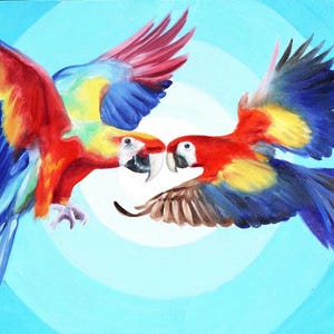 Op de afbeelding: Een levendig schilderij van twee ara's in vlucht, tegen een lichtblauwe achtergrond met concentrische cirkels. De vogels hebben helderrode, gele en blauwe veren, met wijd gespreide vleugels. Het kunstwerk vangt beweging en tropische schoonheid.