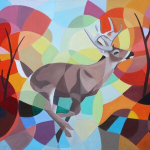 Op de afbeelding: Een abstract schilderij van een hert in beweging, tegen een achtergrond van geometrische vormen in rood, oranje, blauw en groen. Het hert is bruin met een groot gewei, en het kunstwerk roept een gevoel van beweging en natuur op.