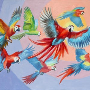 Op de afbeelding: Een olieverfschilderij toont een groep levendige ara's in vlucht tegen een zachte, pastelkleurige achtergrond. De vogels tonen een spectrum aan kleuren, waaronder rood, blauw, geel en groen, met uitgestrekte vleugels. Het kunstwerk roept een gevoel van vrijheid en beweging op.