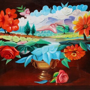Op de afbeelding: Een levendig stilleven schilderij met een gouden urne vol kleurrijke bloemen. Het arrangement omvat rode hibiscus, oranje zinnia's en een rode roos. De achtergrond toont een landschap met wolken en bomen.