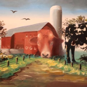 Op de afbeelding: Olieverfschilderij van een boerderij. Een rode schuur met een koeiengezicht is het middelpunt, met een witte silo rechts. Een zandpad leidt naar de schuur en een hek omzoomt het pad. Bomen en vogels op de achtergrond.