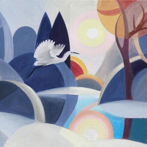 Op de afbeelding: Een abstract schilderij van een landschap met een witte vogel in vlucht. Het kunstwerk toont gestileerde blauwe heuvels, een boom en kleurrijke zonnen. Het kleurenpalet omvat tinten blauw, wit, geel, oranje en rood.