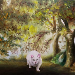 Op de afbeelding: Olieverfschilderij van een witte kat met roze oren, geplaatst in een boslandschap. Het kunstwerk toont een pad dat de bossen inloopt, met een gezicht subtiel geschilderd in de boomstam. Het kleurenpalet omvat groen, geel en bruin.