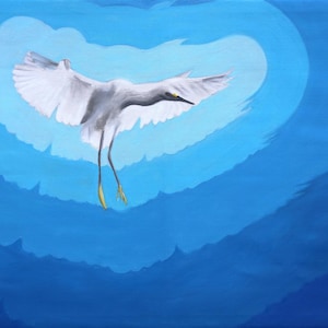 Puede incluir: Pintura original de un ave blanca en vuelo sobre un fondo azul degradado. Las alas del ave están extendidas y sus largas patas se extienden hacia abajo. La obra de arte presenta un efecto de capas de tonos azules, creando una sensación de profundidad y movimiento.