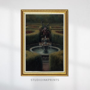 Può includere: Una stampa incorniciata raffigurante una scena di giardino oscura e surreale. Una fontana è in primo piano, con una figura cornuta e un labirinto sullo sfondo. La cornice è dorata e la stampa è etichettata "STUDIOINKPRINTS" in basso.