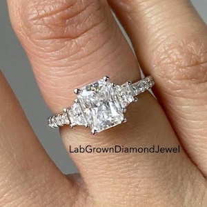 Anillo de compromiso de moissanita y rubí rojo con talla princesa, anillo de promesa con detalles redondos y marquesa, anillo nupcial con gema roja, regalo moderno de aniversario.