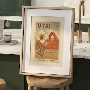 Lámina artística del estado de Utah: Lirio Sego y arco de roca roja / Decoración de pared estilo sello vintage / Arte paisajístico imprimible con flores silvestres del desierto