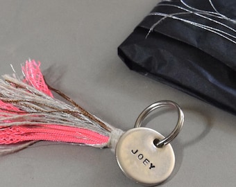 Silber Hundemarke mit neon Quaste