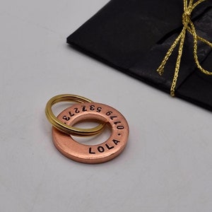 Könnte beinhalten: Ein Hundeanhänger aus Kupfer und Gold mit dem Namen "LOLA" und der Telefonnummer "010 693 2718" eingraviert.