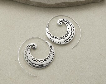 Pendientes de plata con forma de espiral hechos a mano