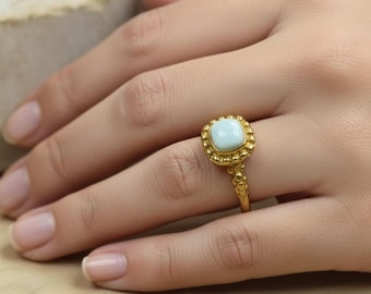 Anillo de larimar, delicado oro con piedra azul, joyería minimalista apilable.