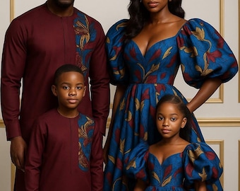 Puede incluir: Una familia de cuatro posa con atuendos coordinados. Los adultos y un niño llevan camisas y pantalones granate de manga larga con un panel decorativo. El otro niño lleva un vestido azul con un estampado floral. El texto "MGB/Lifestyles" está en la parte superior.