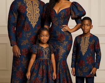 Puede incluir: Una familia de cuatro personas vestida con conjuntos azules a juego con estampados florales rojos. Los conjuntos incluyen una túnica de manga larga con bordados dorados, un vestido de sirena, un vestido y una camisa de manga larga con pantalones azul marino.
