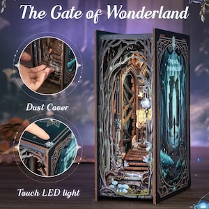 Könnte beinhalten: Ein dekoratives Buch mit dem Text "The Gate of Wonderland" zeigt ein detailliertes, mehrschichtiges Design einer Fantasieszene mit einer Treppe und Bäumen. Das Buch hat eine Staubschutzhülle und ein Touch-LED-Licht.
