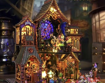 Puede incluir: Un detallado modelo de madera iluminado de un edificio caprichoso de varios pisos con una torre de reloj. El modelo presenta intrincados recortes, iluminación cálida y el texto "THE MYSTERIOUS MAGIC POWER IS OPENING." La estructura en miniatura incluye elementos decorativos.