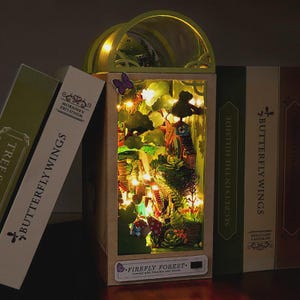 Fairy Garden Buchecke - DIY-Regal mit Schmetterlingen, Waldtieren & magischer Waldszene | Miniatur Fantasy Decor Geschenk