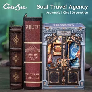 Peut inclure: Un diorama décoratif en forme de livre avec le texte "Soul Travel Agency". Le diorama présente une scène intérieure détaillée avec des meubles et des figurines miniatures. Deux faux livres sont à gauche, l'un avec le texte "SAMPLE TEXT".
