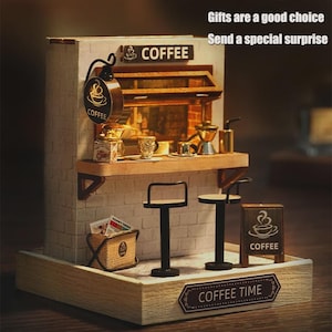 Warme koffieshop DIY-miniatuurkit – Donker eiken café met gebak en gezellige verlichting | 3D-poppenhuisontwerp voor koffieliefhebbers