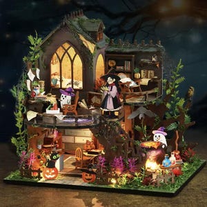 Puede incluir: Una casa de muñecas en miniatura con temática de Halloween con múltiples niveles, que presenta una bruja, fantasmas y calabazas. La casa tiene un exterior marrón oscuro con ventanas arqueadas y está decorada con muebles, libros y plantas en miniatura.