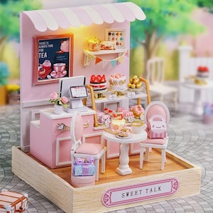 Kit fai da te in miniatura per pasticceria dolce - Casa delle bambole rosa con pasticcini e prodotti da forno / Grazioso lavoretto 3D per gli amanti dei dessert