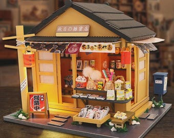 Japanskt minidockhus från lanthandeln – gör-det-själv-bokhörna i trä med lyktor, snacks och tidningar. 3D-byggsats för monteringsmodell