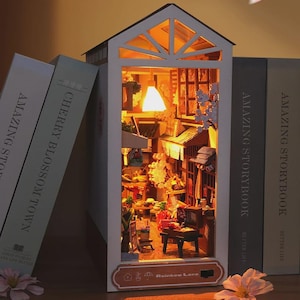 DIY Kit Cherry Blossom Market Book Nook – Japanse miniatuurstraat met warme lichten, fruitkraampjes en sakurabomen | 3D-boekenplankdiorama