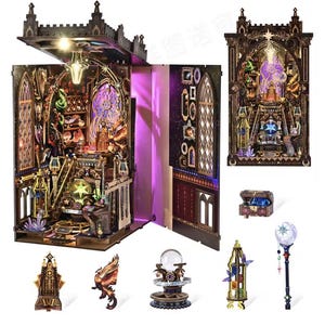 Op de afbeelding: Een gedetailleerd houten miniatuurkasteel met binnenverlichting, met een fantasiethema. De afbeelding bevat een miniatuurkist, een kristallen bol op een standaard, een staf met een kristallen bol en andere decoratieve elementen. Het kleurenpalet omvat bruin, goud en paars.