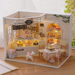 Pink Pastry Shop DIY-miniatuurpakket – Schattig dessertcafé met gebak en zoetigheden | 3D-poppenhuisambachten voor bakkers