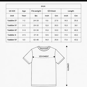 K&ouml;nnte beinhalten: Wei&szlig;es Kinder-Fu&szlig;balltrikot mit Gr&ouml;&szlig;entabelle. Die Tabelle enth&auml;lt Ma&szlig;e in Zoll und Zentimetern f&uuml;r Brust und L&auml;nge. Der Text oben lautet "ALL-OVER PRINT KID SOCCER JERSEY SHIRT".