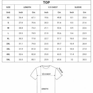 K&ouml;nnte beinhalten: Eine Gr&ouml;&szlig;entabelle f&uuml;r ein Fu&szlig;balltrikot mit Allover-Druck. Die Tabelle zeigt Gr&ouml;&szlig;en von XS bis 5XL mit Ma&szlig;en in Zoll und Zentimetern f&uuml;r L&auml;nge, halbe Brust und &Auml;rmel. Der Text oben lautet "ALL-OVER PRINT SOCCER JERSEY".