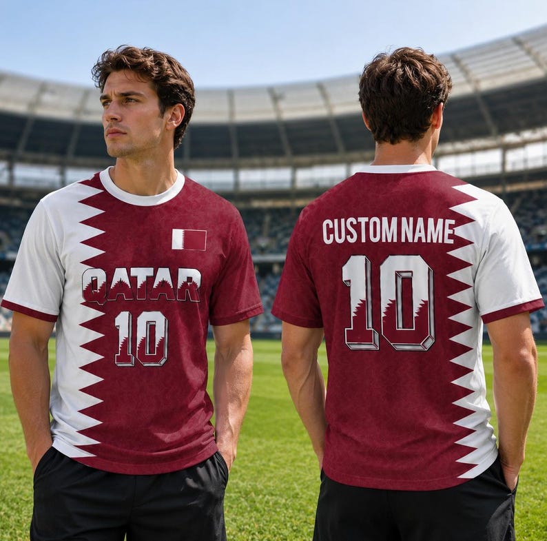 K&ouml;nnte beinhalten: Bordeaux-wei&szlig;es Fu&szlig;balltrikot mit dem Wort "QATAR" und der Nummer "10" auf der Vorderseite. Das Trikot hat ein wei&szlig;es Zickzack-Design an den Seiten und &Auml;rmeln. Auf der R&uuml;ckseite des Trikots steht der Text "CUSTOM NAME" und die Nummer "10".