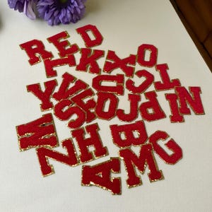 Letras bordadas de chenille com glitter A-Z, aplique de patch, jaqueta, camiseta, mochila, passar a ferro, costurar com detalhes dourados, nome bordado em maiúsculas