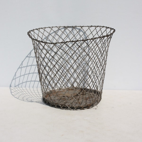 Vintage Metal Wire Mesh Waste Paper Basket Trash Can Bin Double Cross Wire Distressed Industrial Office Farmhouse Garden Seasonal Fireplace