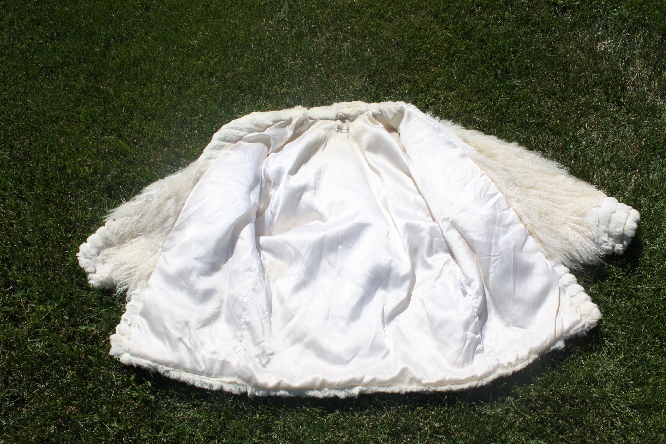 コート PLAIN FW25 TIBET FUR SHORT JACKET (CLA24102 WHITE) natural_white_coat_standing__4