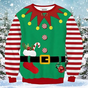 Könnte beinhalten: Grüner Weihnachtspullover mit rot-weiß gestreiften Ärmeln. Der Pullover hat ein Elfen-Design mit rotem Kragen, gelben Akzenten und einem schwarzen Gürtel mit goldener Schnalle. Ein roter Strumpf mit Zuckerstange und Ornamenten ist ebenfalls abgebildet.