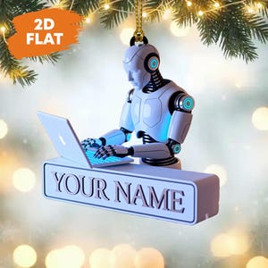 Könnte beinhalten: Weißer Roboter-Ornament mit Laptop. Der Text "YOUR NAME" ist auf einer weißen rechteckigen Basis angezeigt. Der Roboter hat blaue Akzente und wird von einer goldenen Schnur gehalten. Der Hintergrund umfasst Tannenzweige.