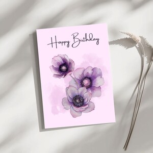 Cartão de aniversário floral elegante com flores roxas em aquarela e design botânico minimalista