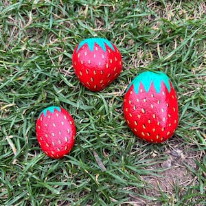 3 Fragole di pietra dipinta