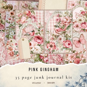 Peut inclure: Un kit de journal créatif numérique avec des motifs vichy roses, des compositions florales de roses, des oiseaux, des papillons et des cadres ornés. Le texte indique PINK GINGHAM 35 page junk journal kit US Letter 300 DPI. Inclut des étiquettes.