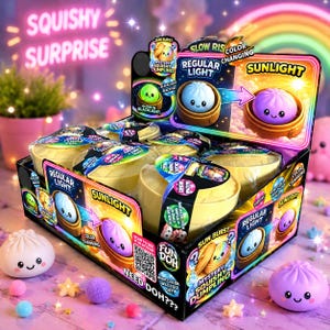 Puede incluir: Una caja expositora Squishy Surprise que contiene varios juguetes de dumplings misteriosos en envases individuales. El embalaje presenta gráficos de dumplings que cambian de color, texto que incluye 'Regular Light' y 'Sunlight' y un logo Fun Doh.