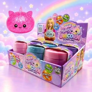 Puede incluir: Una caja expositora de juguetes Magical Mystery Unicorn Dumpling con recipientes coloridos y un personaje de bola de masa de unicornio rosa brillante con cuerno y orejas. El empaque incluye textos como Stretch Me, Jiggly y Squeeze Me.