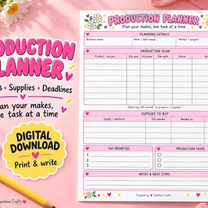 Puede incluir: Una hoja de planificador de producción rosa y blanca con secciones para detalles, planes de producción, suministros, prioridades, tareas y notas. El encabezado dice Production Planner y Plan your makes, one task at a time.