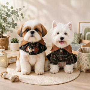 Peut inclure: Deux chiens assis sur un tapis rond tissé. Le chien à gauche est un Shih Tzu marron et blanc portant un manteau à carreaux vert foncé avec un col marron et des boutons. Le chien à droite est un Westie blanc portant un manteau assorti.