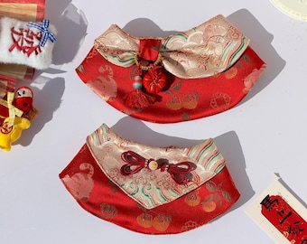 Conjunto de pañuelo y babero rojo hecho a mano para mascotas con borla y nudo de diseño floral de seda china para perros y gatos. Accesorios elegantes y cómodos para mascotas.