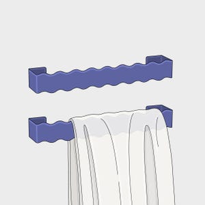 Peut inclure: Deux porte-serviettes muraux violets présentant un design distinctif à bord ondulé et festonné. L'un est vide, tandis que l'autre supporte une serviette blanche unie drapée. Les barres ont une structure de support rectangulaire à chaque extrémité.