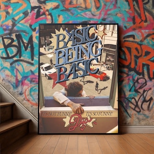 Könnte beinhalten: Ein gerahmter Kunstdruck mit dem Schriftzug "BASIC BEING BASIC" in 3D-Schrift. Das Bild im Rahmen zeigt eine Straßenszene mit einer Person, die sich aus einem Fenster lehnt. Der untere Teil des Rahmens lautet "IT'S NOT FUNNY! IT'S SO FUNNY!" und "Dior".