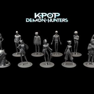 Peut inclure: Ensemble de figurines grises imprimées en 3D, comprenant un chat et plusieurs personnages humains dans diverses poses. Le texte "KPOP DEMON HUNTERS" est affiché au-dessus des figurines sur fond noir.